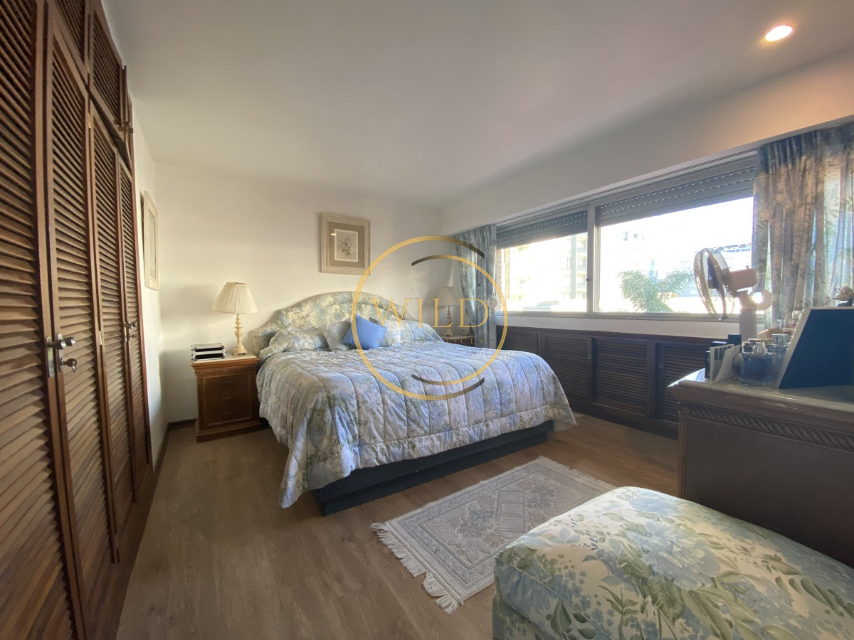 Apartamento ID.1839 - Edificio Varadero. Puerto Puerto Punta del Este, 4 dormitorios 3 baños y toilette. Estufa a leña. 
