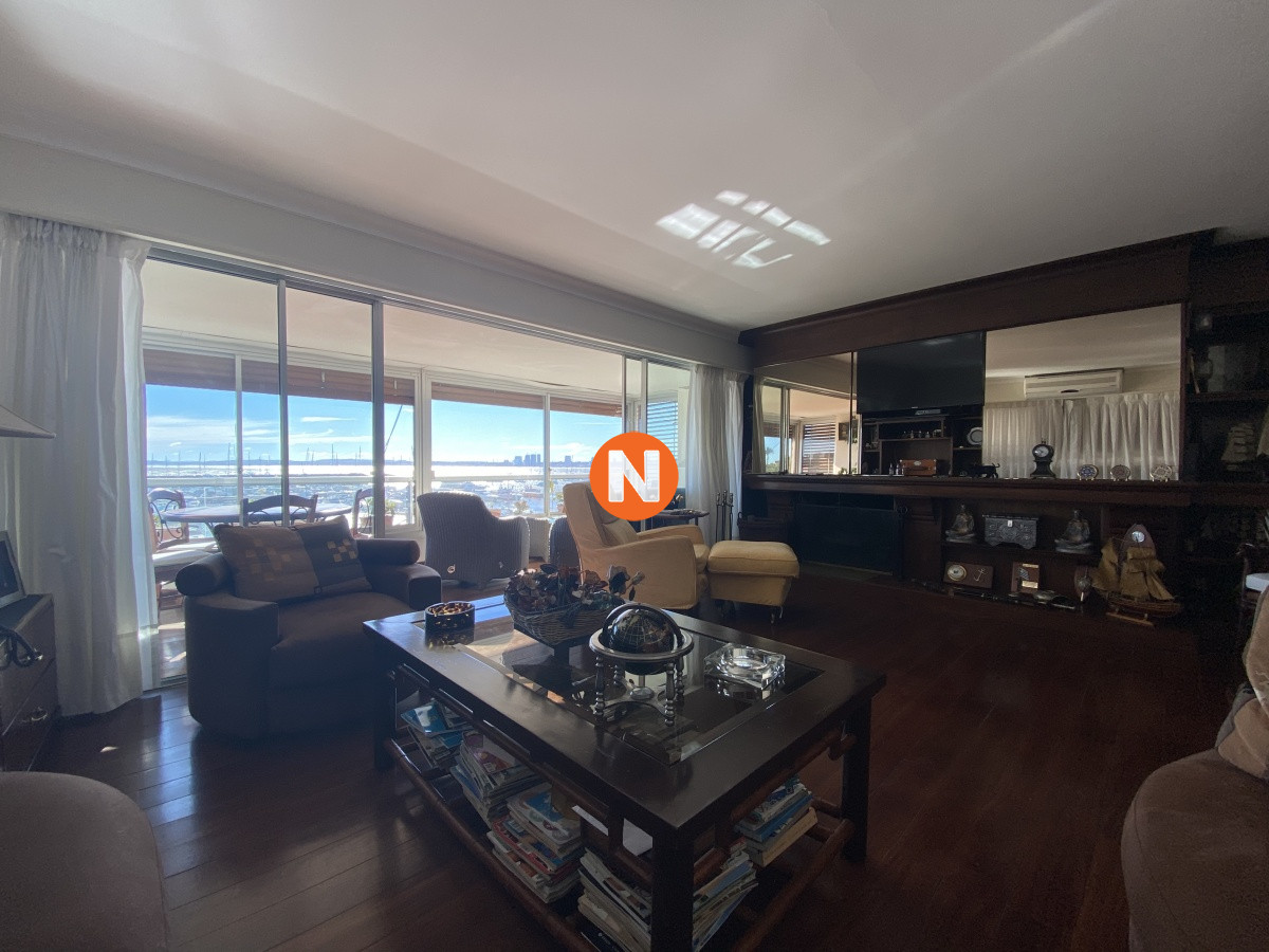 Apartamento Ref.218020 - Edificio Varadero. Puerto Puerto Punta del Este, 4 dormitorios 3 baños y toilette. Estufa a leña. 