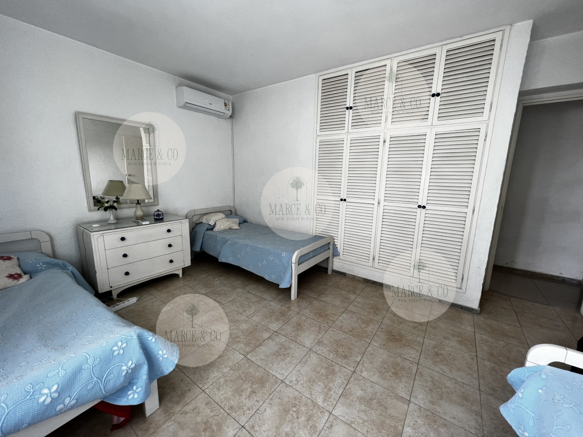 Apartamento ID.2471 - 4 dormitorios, ascensor, garaje en el corazón de la peninsula y a una cuadra del mar.