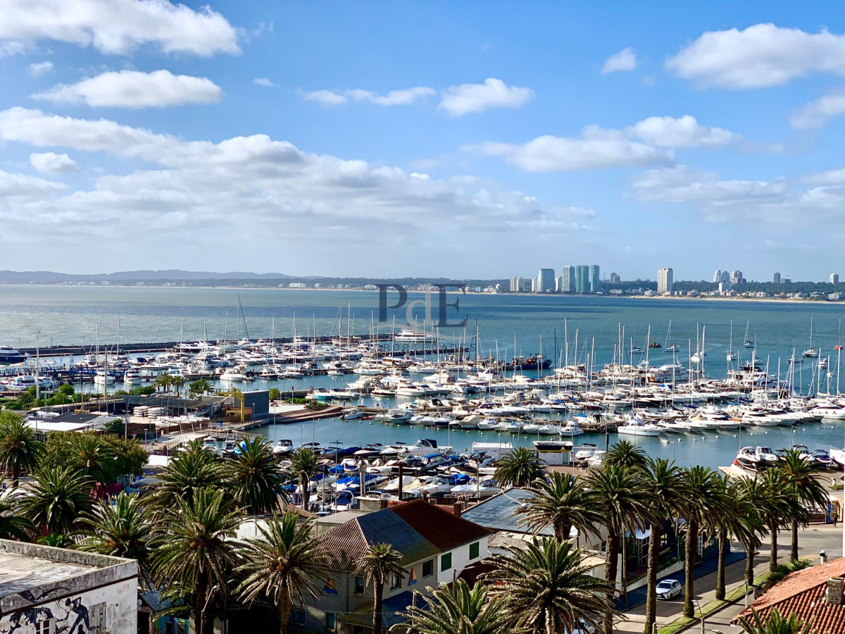 2 dormitorios | 2 baños | 70 m² propios | Garaje | Vista al Puerto.