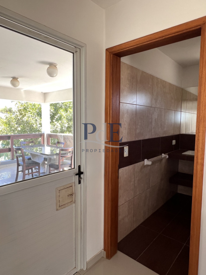 Venta en Exclusividad, Casa de diseño moderno, a pasos del mar; 3dormitorios; 3 baños; piscina; garaje cerrado, aire acondicionado, cercada. - Imagen 11