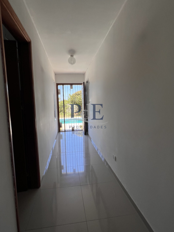 Venta en Exclusividad, Casa de diseño moderno, a pasos del mar; 3dormitorios; 3 baños; piscina; garaje cerrado, aire acondicionado, cercada. - Imagen 17