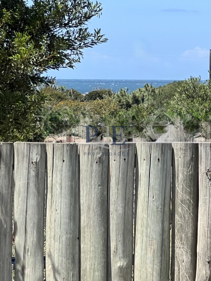 Venta en Exclusividad, Casa de diseño moderno, a pasos del mar; 3dormitorios; 3 baños; piscina; garaje cerrado, aire acondicionado, cercada. - Imagen 34