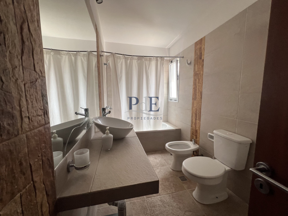 Venta en Exclusividad, Casa de diseño moderno, a pasos del mar; 3dormitorios; 3 baños; piscina; garaje cerrado, aire acondicionado, cercada. - Imagen 24