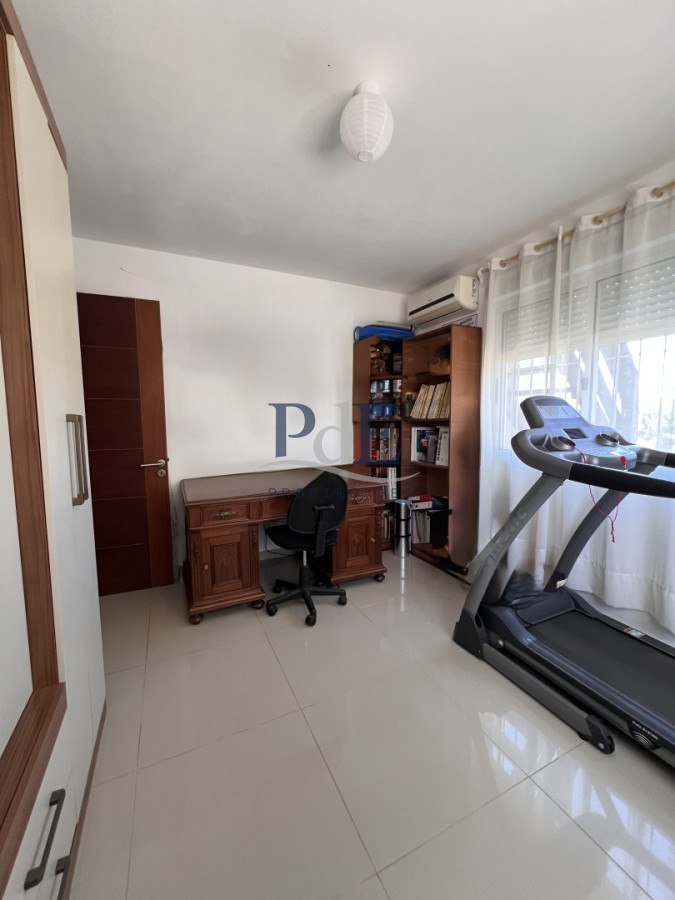 Venta en Exclusividad, Casa de diseño moderno, a pasos del mar; 3dormitorios; 3 baños; piscina; garaje cerrado, aire acondicionado, cercada. - Imagen 25