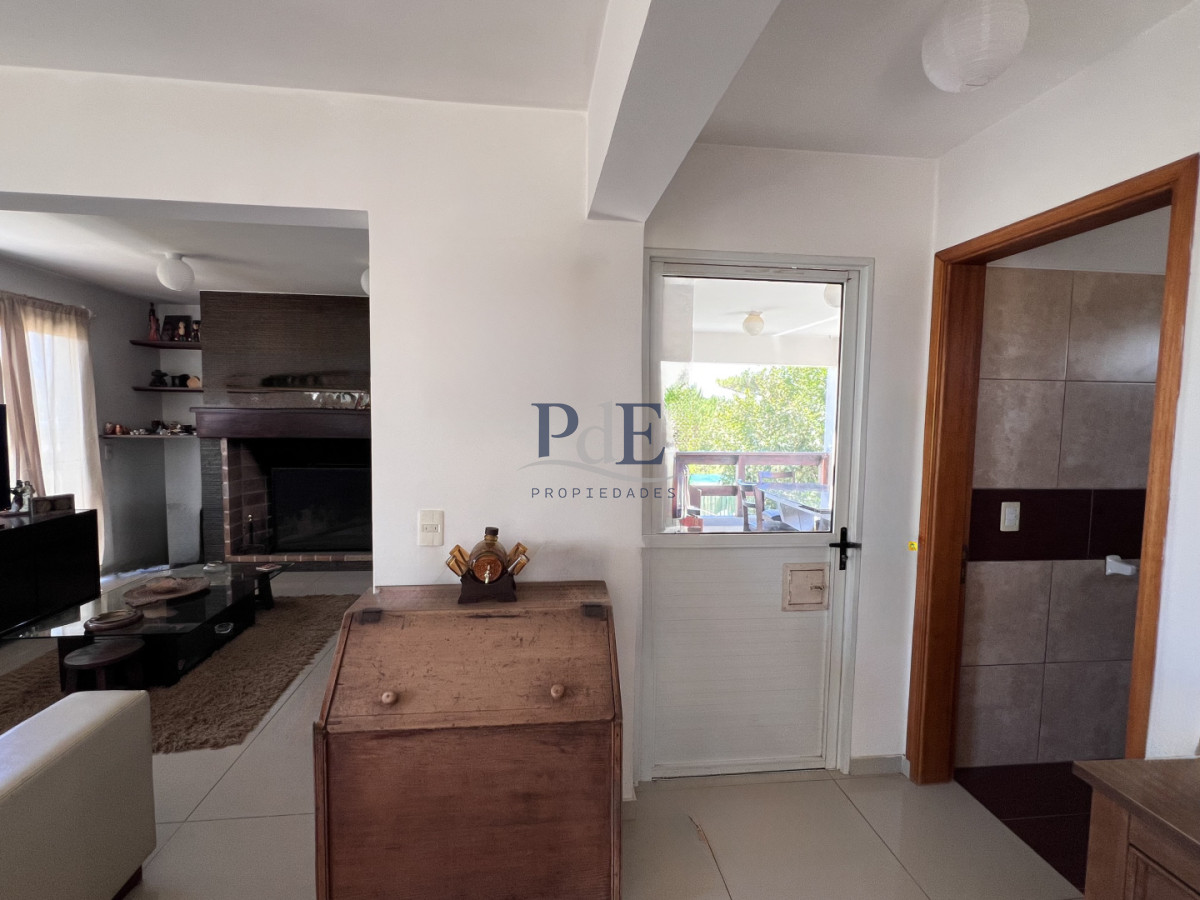 Venta en Exclusividad, Casa de diseño moderno, a pasos del mar; 3dormitorios; 3 baños; piscina; garaje cerrado, aire acondicionado, cercada. - Imagen 10