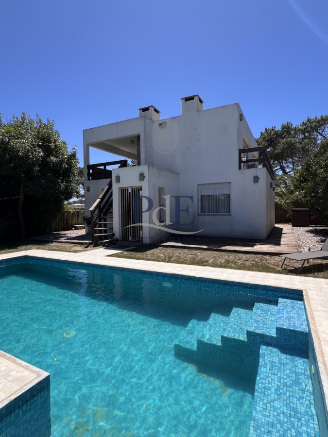 Venta en Exclusividad, Casa de diseño moderno, a pasos del mar; 3dormitorios; 3 baños; piscina; garaje cerrado, aire acondicionado, cercada. - Imagen 27