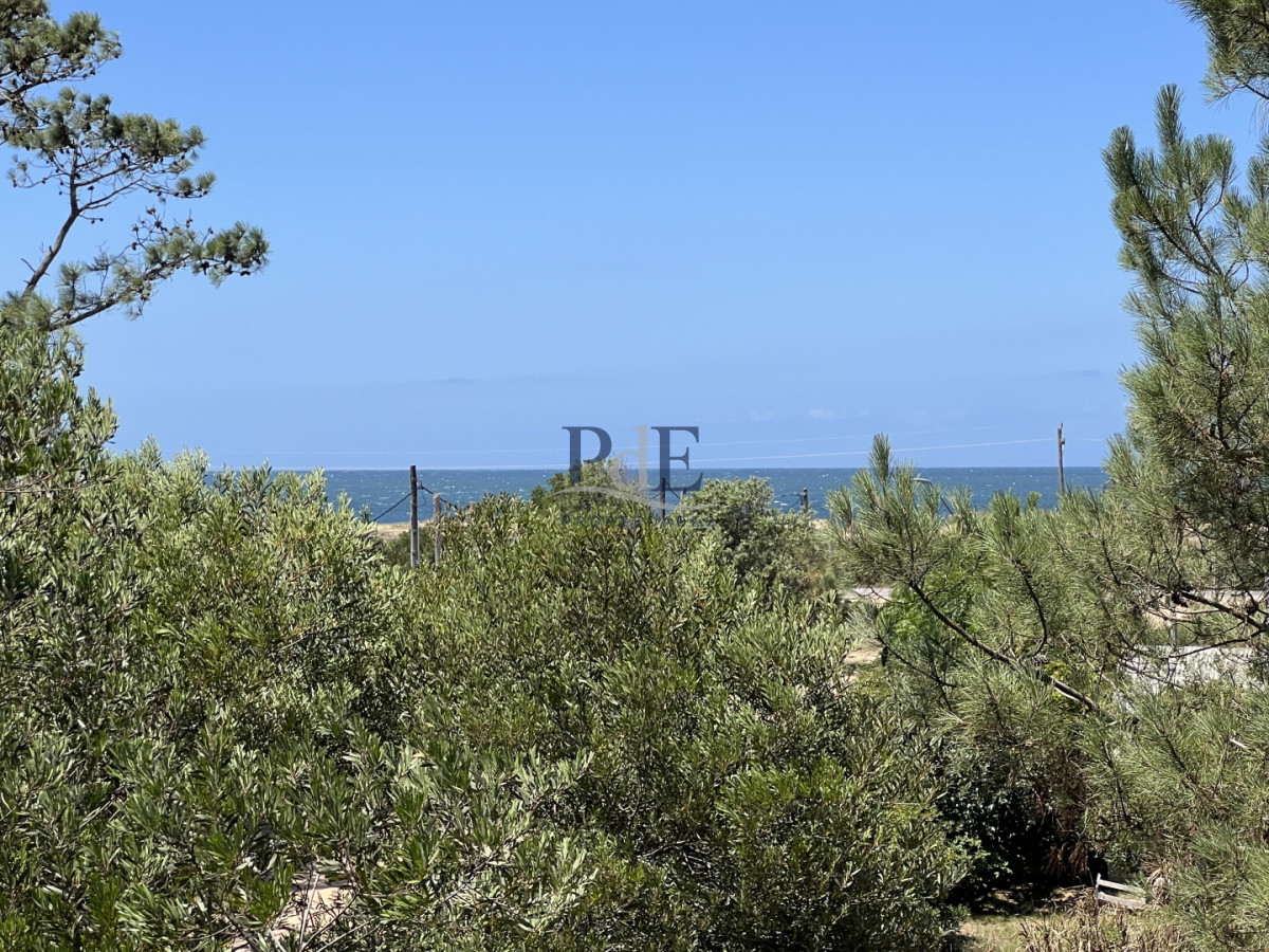 Venta en Exclusividad, Casa de diseño moderno, a pasos del mar; 3dormitorios; 3 baños; piscina; garaje cerrado, aire acondicionado, cercada. - Imagen 33