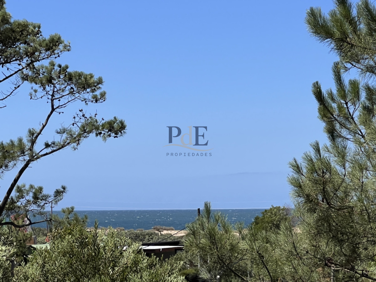 Venta en Exclusividad, Casa de diseño moderno, a pasos del mar; 3dormitorios; 3 baños; piscina; garaje cerrado, aire acondicionado, cercada. - Imagen 15