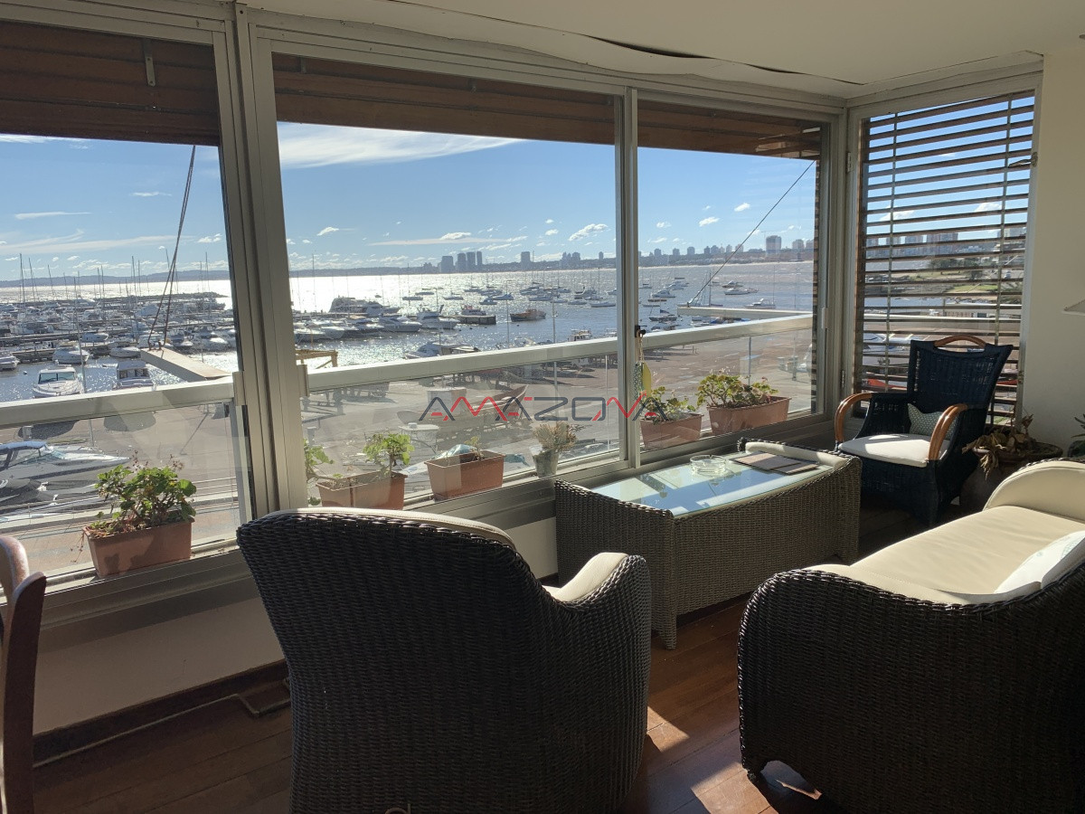 Apartamento ID.5070 - Edificio Varadero. Puerto Puerto Punta del Este, 4 dormitorios 3 baños y toilette. Estufa a leña. 