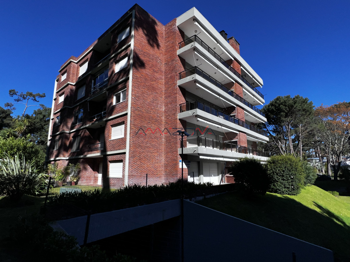 Apartamento ID.5749 - VENTA 3 Dormitorios 2 baños, Parrillero propio; Piscina; Cancha de tennis 