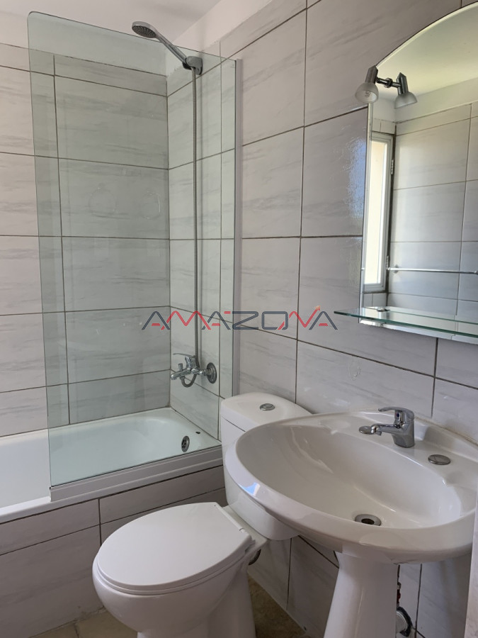 Apartamento ID.5535 - ALQUILER ANUAL, 3 dormitorios, sin muebles  punta del este, shopping piscina y mucama diaria