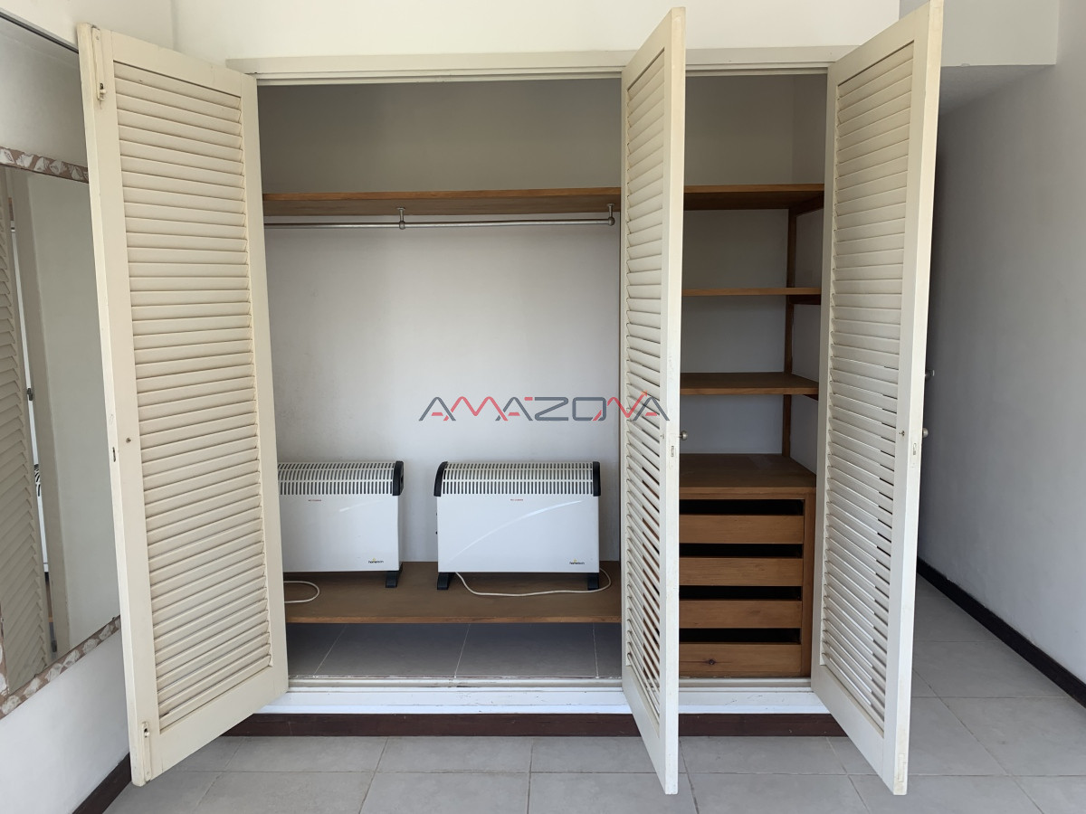 Apartamento ID.5535 - ALQUILER ANUAL, 3 dormitorios, sin muebles  punta del este, shopping piscina y mucama diaria