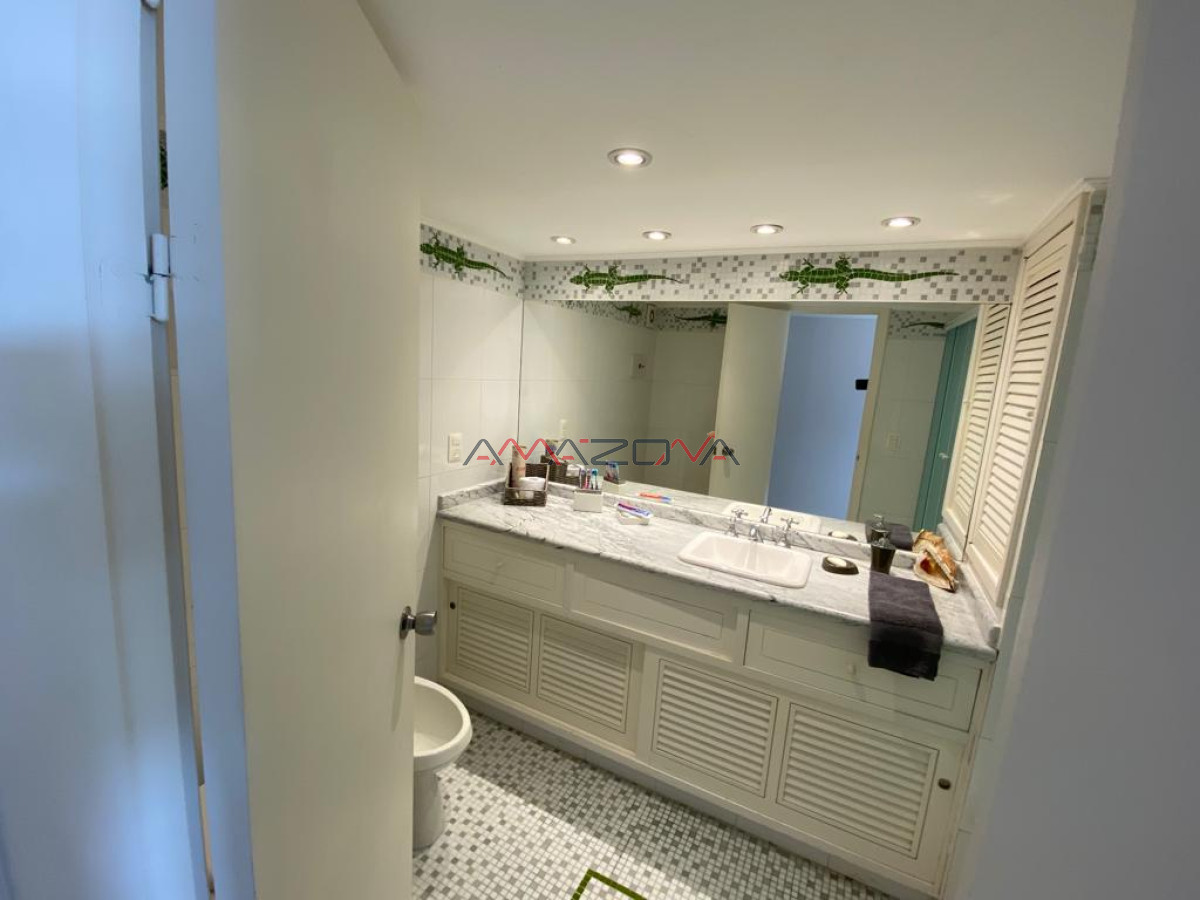 Apartamento ID.5543 - ALQUILO TORREON, vista a la brava,4 dormitorios,3 baños+Toilette;Mucama diaria;Servicio de playa;Garaje-Punta del Este-Mansa-Brava