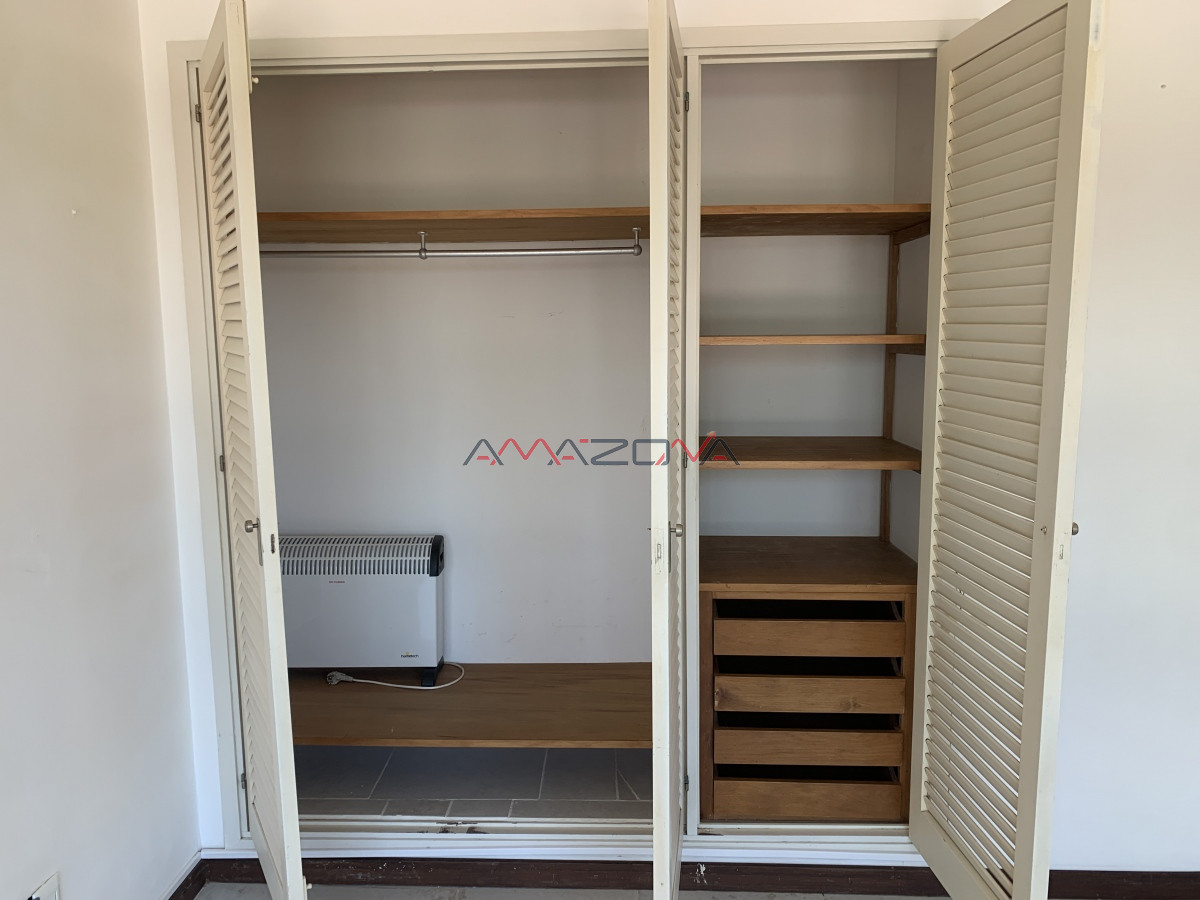 Apartamento ID.5535 - ALQUILER ANUAL, 3 dormitorios, sin muebles  punta del este, shopping piscina y mucama diaria