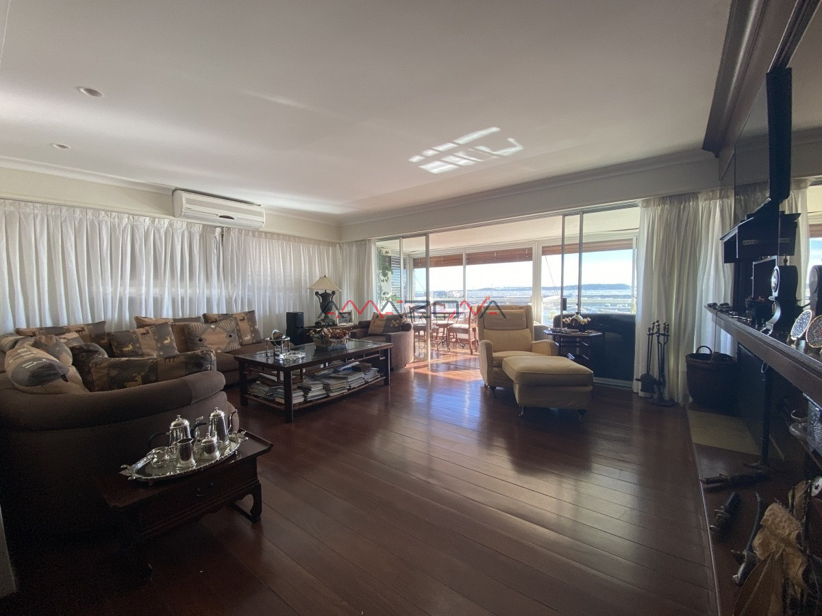 Apartamento ID.5070 - Edificio Varadero. Puerto Puerto Punta del Este, 4 dormitorios 3 baños y toilette. Estufa a leña. 