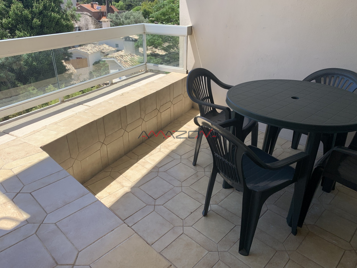 Apartamento ID.5535 - ALQUILER ANUAL, 3 dormitorios, sin muebles  punta del este, shopping piscina y mucama diaria