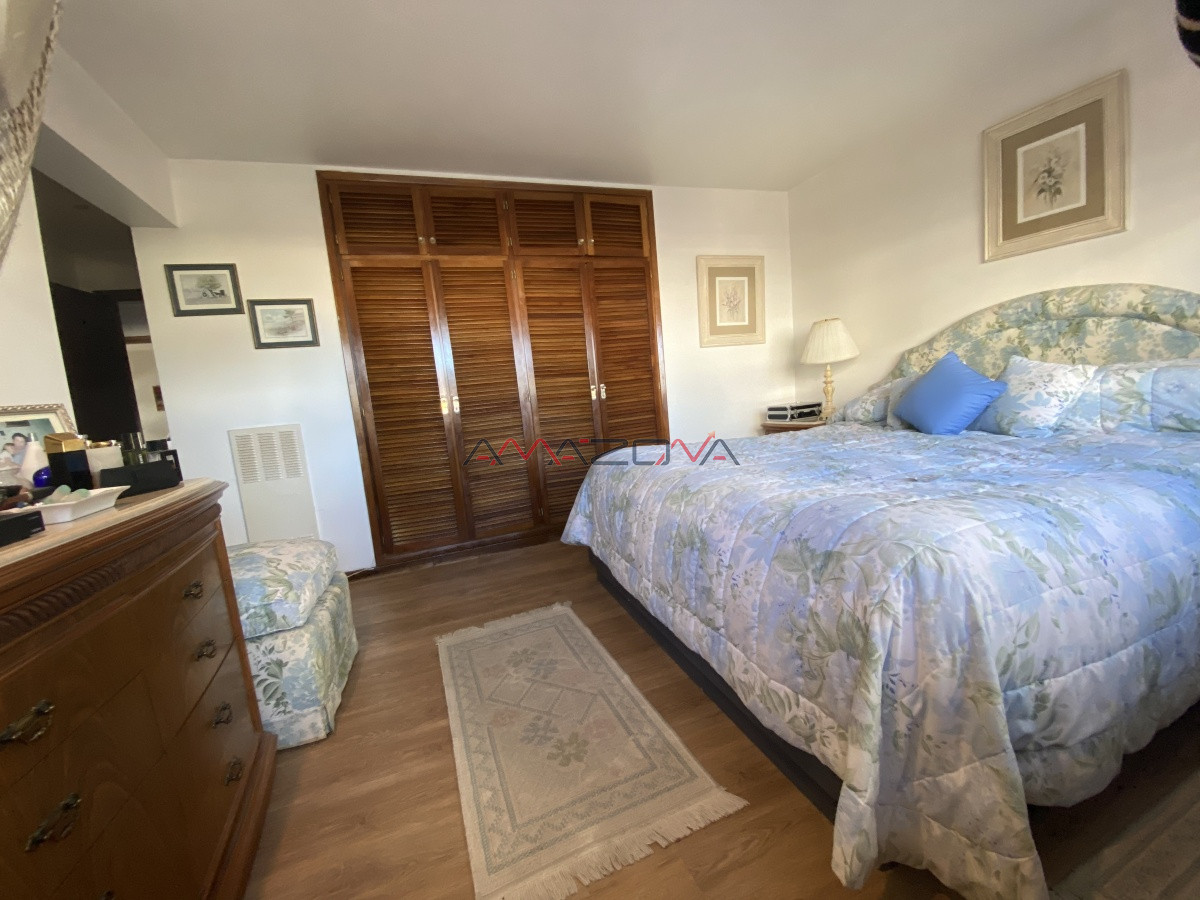 Apartamento ID.5070 - Edificio Varadero. Puerto Puerto Punta del Este, 4 dormitorios 3 baños y toilette. Estufa a leña. 