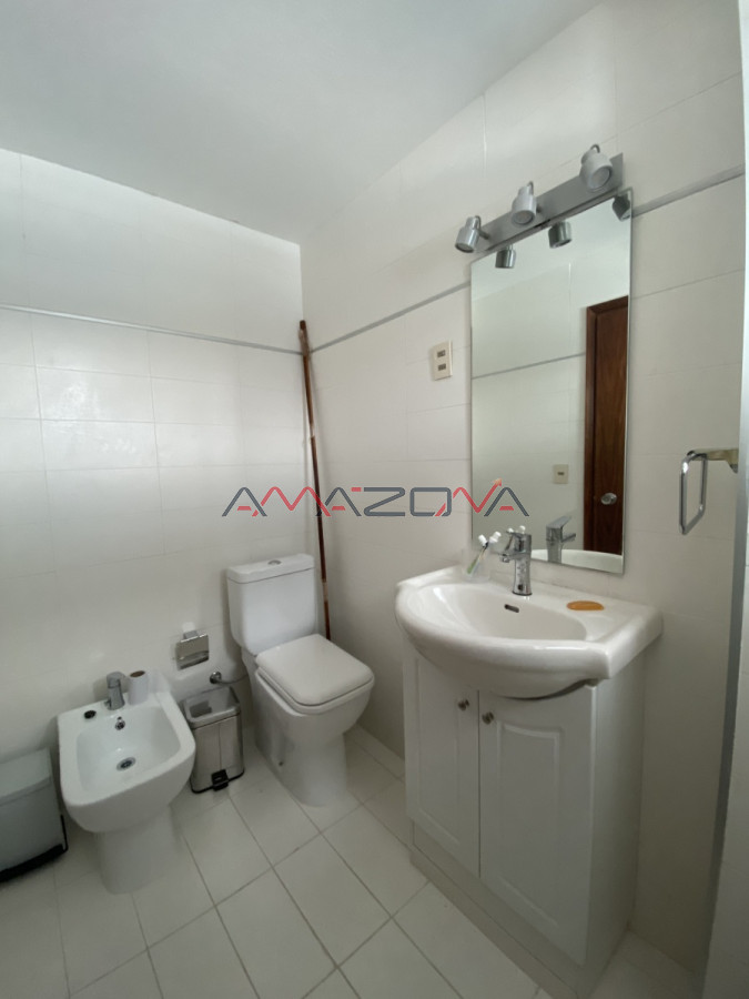 Apartamento ID.5070 - Edificio Varadero. Puerto Puerto Punta del Este, 4 dormitorios 3 baños y toilette. Estufa a leña. 