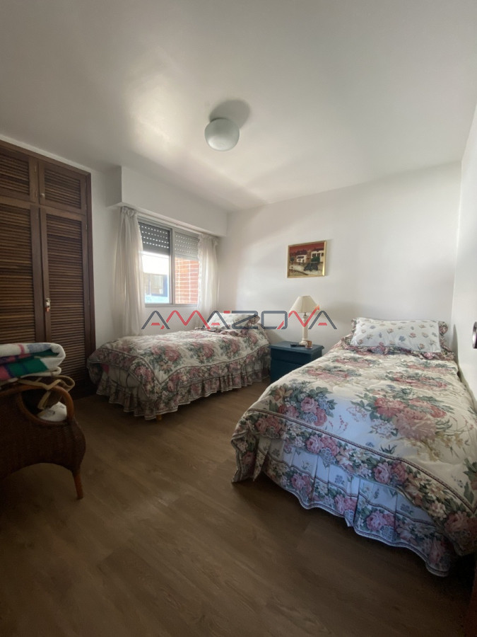 Apartamento ID.5070 - Edificio Varadero. Puerto Puerto Punta del Este, 4 dormitorios 3 baños y toilette. Estufa a leña. 