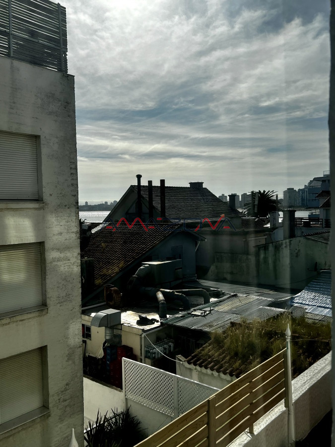 Apartamento ID.5440 - 4 dormitorios, ascensor, garaje en el corazón de la peninsula y a una cuadra del mar.