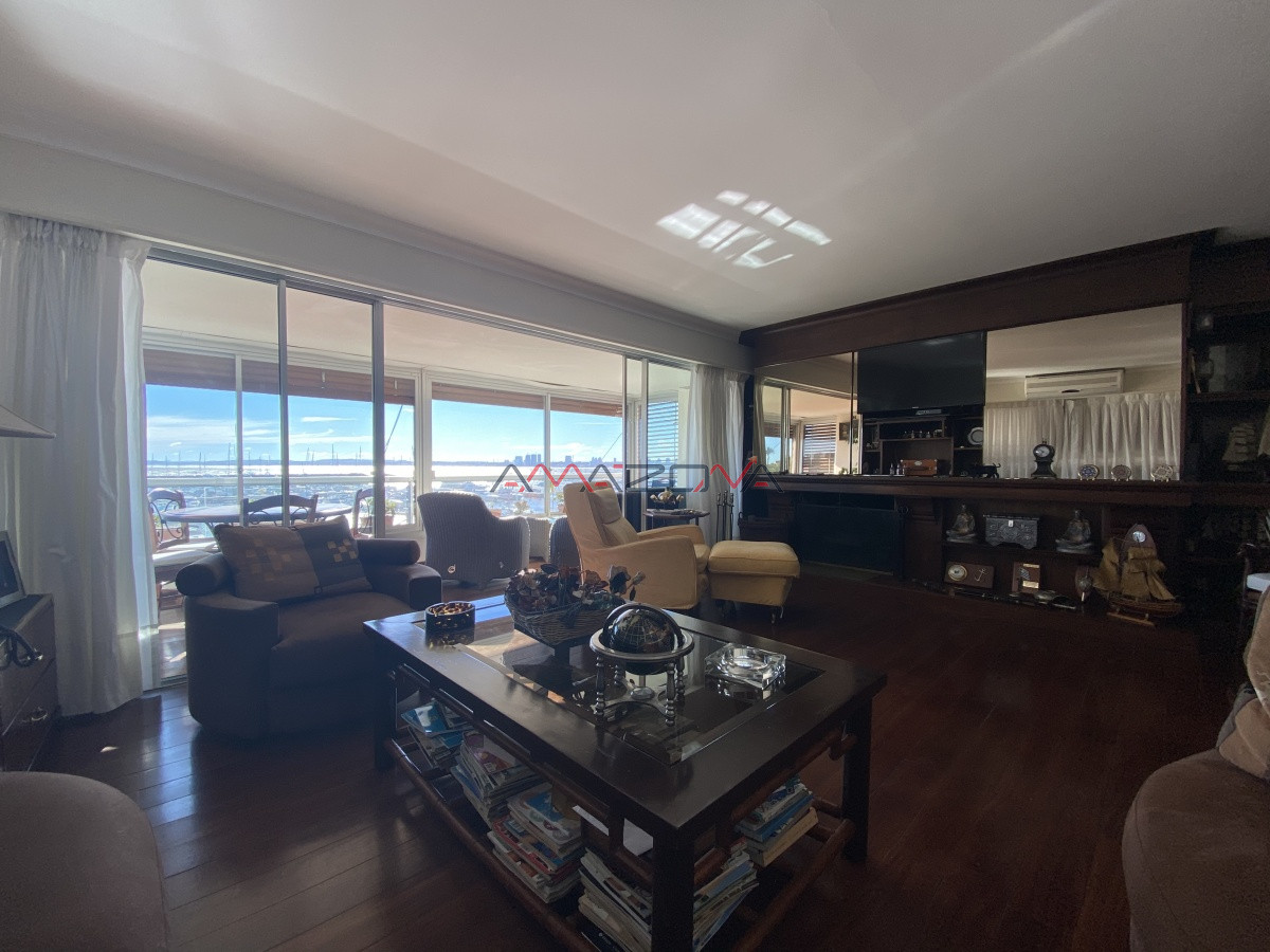 Apartamento ID.5070 - Edificio Varadero. Puerto Puerto Punta del Este, 4 dormitorios 3 baños y toilette. Estufa a leña. 