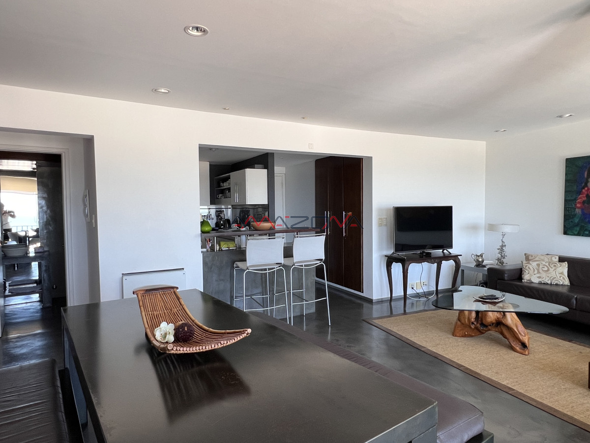 Apartamento ID.5642 - VENTA,1 dormitorio, 2 baños,  con amplio living comedor y vista al faro, mansa y brava
