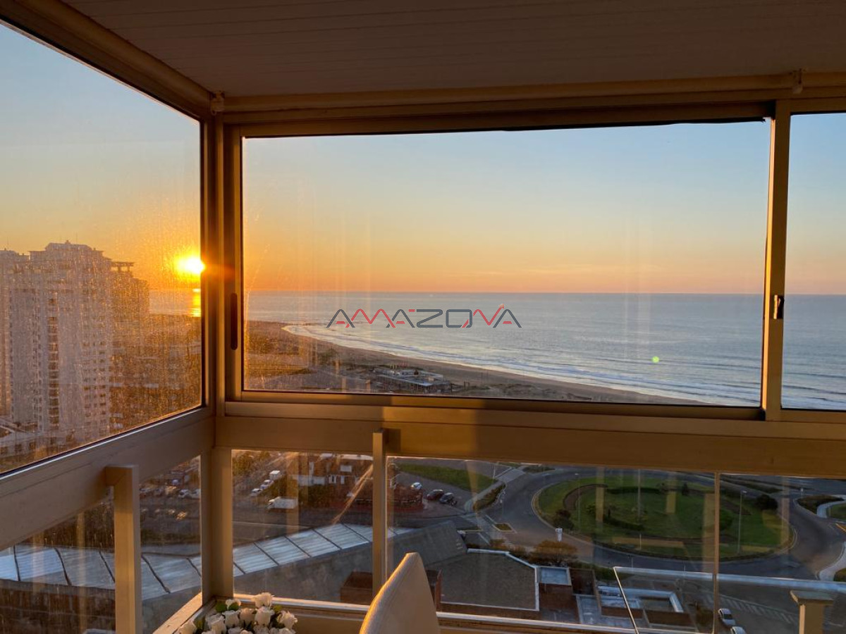 Apartamento ID.5543 - ALQUILO TORREON, vista a la brava,4 dormitorios,3 baños+Toilette;Mucama diaria;Servicio de playa;Garaje-Punta del Este-Mansa-Brava