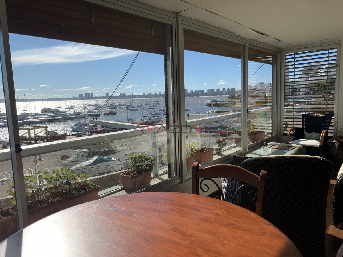 Apartamento ID.5070 - Edificio Varadero. Puerto Puerto Punta del Este, 4 dormitorios 3 baños y toilette. Estufa a leña. 