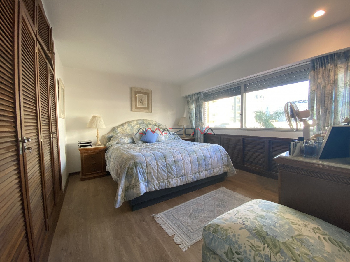 Apartamento ID.5070 - Edificio Varadero. Puerto Puerto Punta del Este, 4 dormitorios 3 baños y toilette. Estufa a leña. 