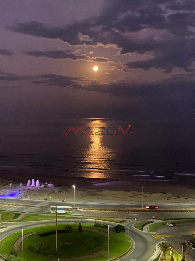 Apartamento ID.5543 - ALQUILO TORREON, vista a la brava,4 dormitorios,3 baños+Toilette;Mucama diaria;Servicio de playa;Garaje-Punta del Este-Mansa-Brava