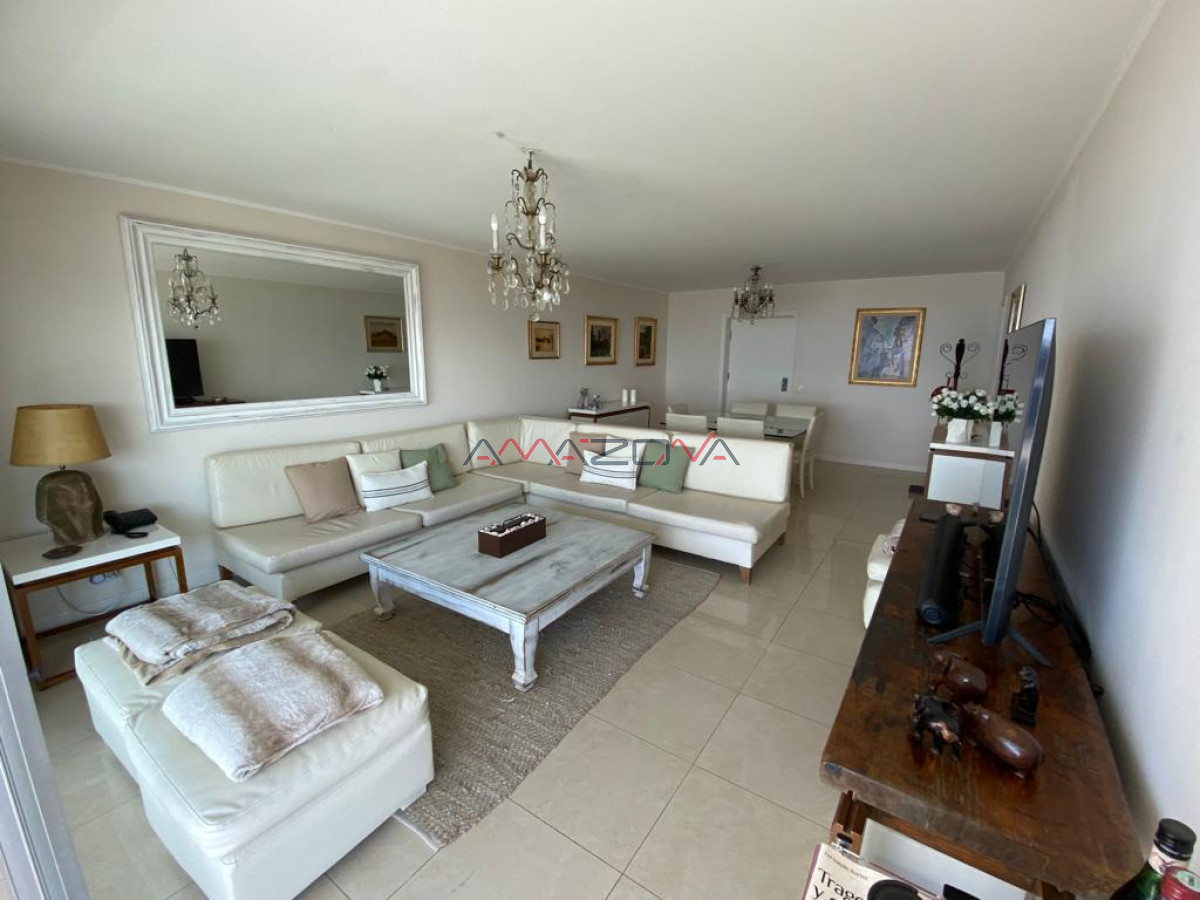Apartamento ID.5543 - ALQUILO TORREON, vista a la brava,4 dormitorios,3 baños+Toilette;Mucama diaria;Servicio de playa;Garaje-Punta del Este-Mansa-Brava