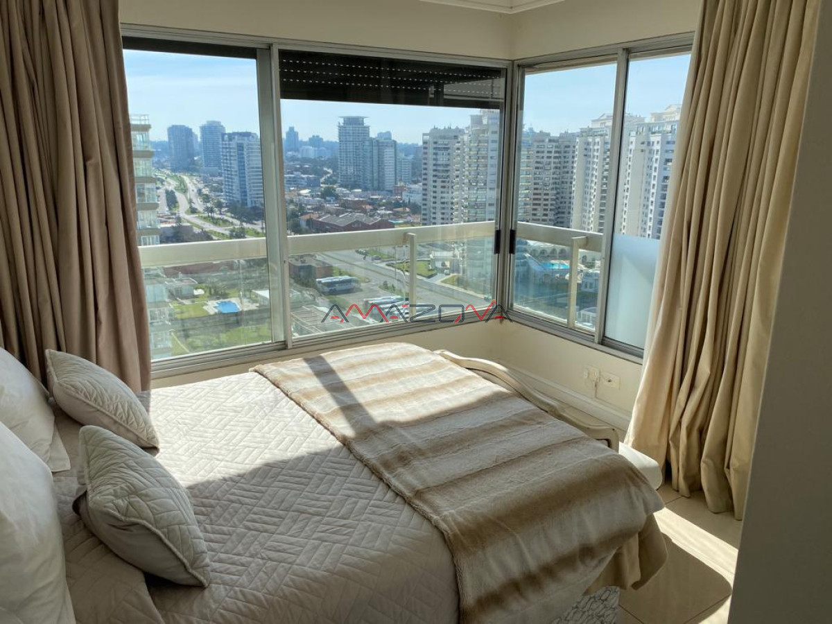 Apartamento ID.5543 - ALQUILO TORREON, vista a la brava,4 dormitorios,3 baños+Toilette;Mucama diaria;Servicio de playa;Garaje-Punta del Este-Mansa-Brava