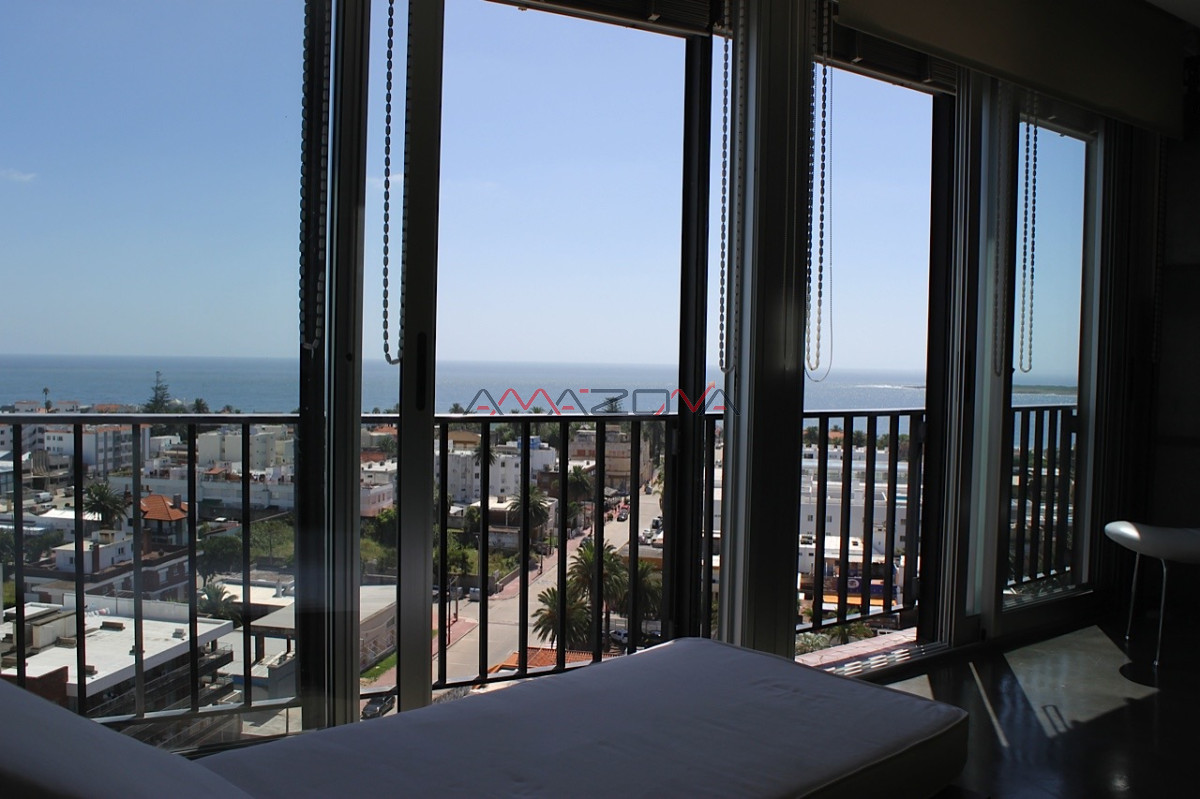Apartamento ID.5642 - VENTA,1 dormitorio, 2 baños,  con amplio living comedor y vista al faro, mansa y brava