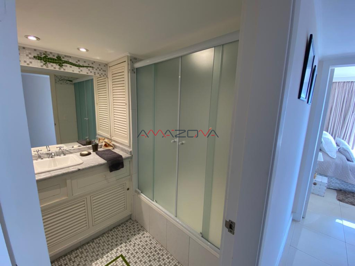 Apartamento ID.5543 - ALQUILO TORREON, vista a la brava,4 dormitorios,3 baños+Toilette;Mucama diaria;Servicio de playa;Garaje-Punta del Este-Mansa-Brava