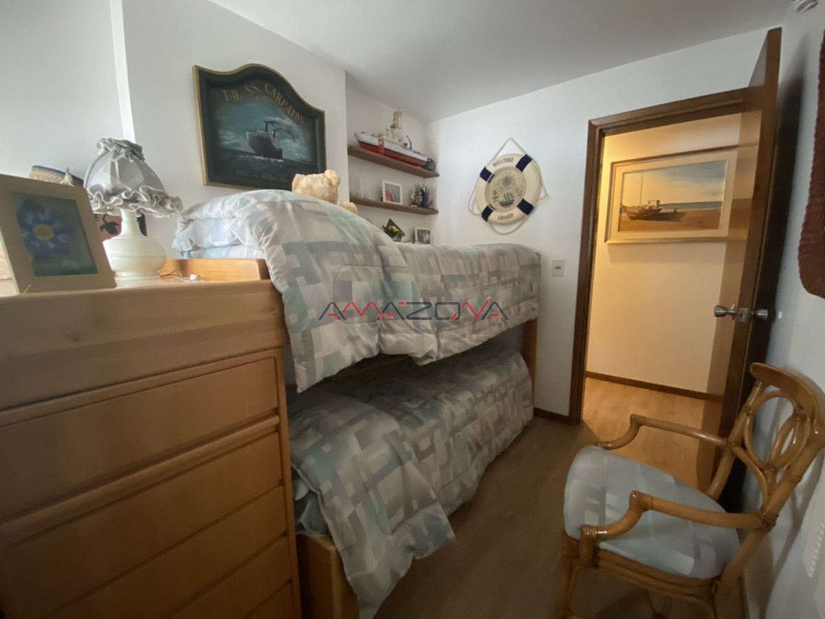Apartamento ID.5070 - Edificio Varadero. Puerto Puerto Punta del Este, 4 dormitorios 3 baños y toilette. Estufa a leña. 
