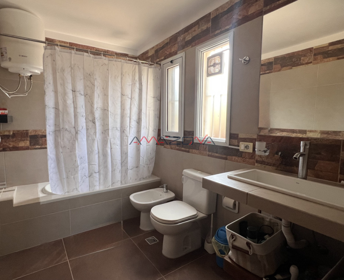 Casa ID.5782 - Venta en Exclusividad, Casa de diseño moderno, a pasos del mar; 3 dormitorios; 3 baños; piscina; garaje cerrado, aire acondicionado, cercada.