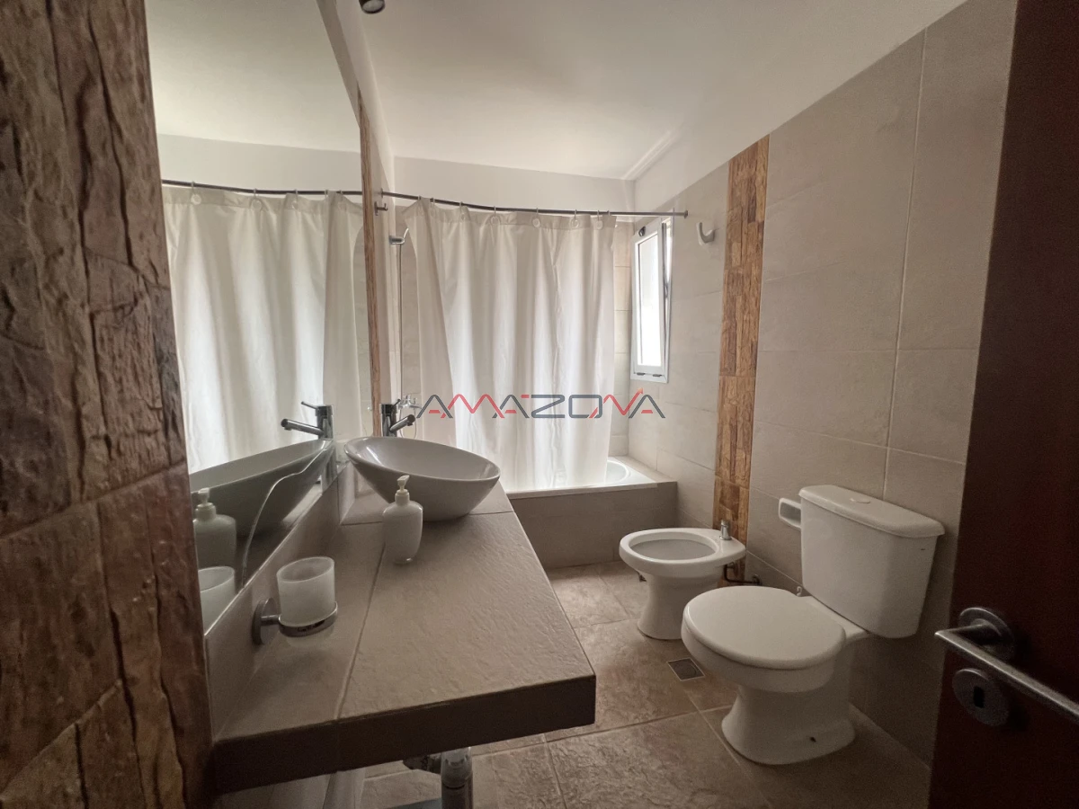 Casa ID.5782 - Venta en Exclusividad, Casa de diseño moderno, a pasos del mar; 3dormitorios; 3 baños; piscina; garaje cerrado, aire acondicionado, cercada.