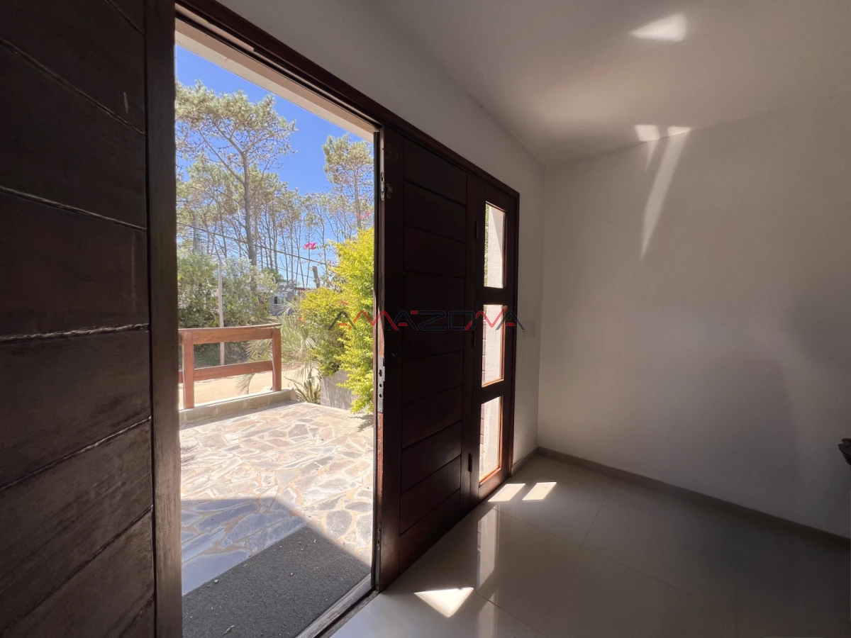 Casa ID.5782 - Venta en Exclusividad, Casa de diseño moderno, a pasos del mar; 3dormitorios; 3 baños; piscina; garaje cerrado, aire acondicionado, cercada.