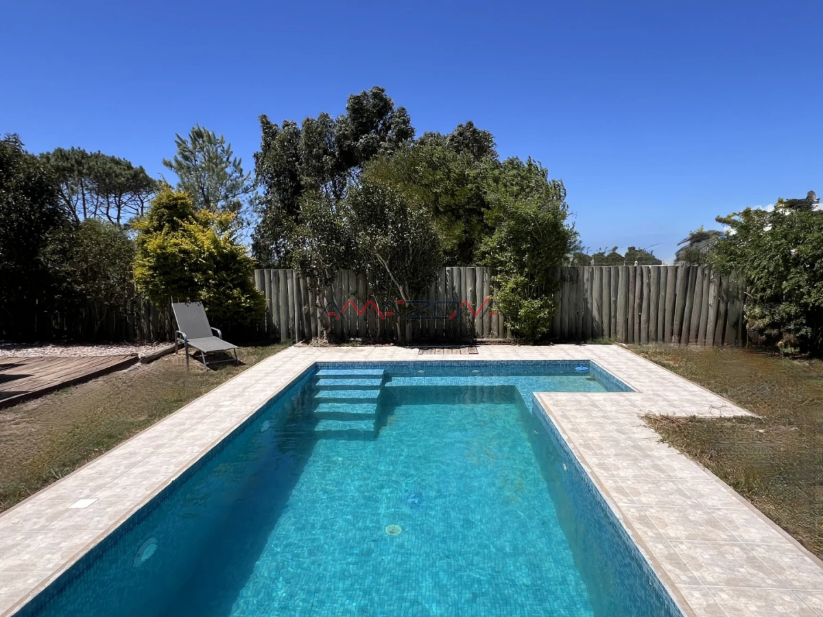 Casa ID.5782 - Venta en Exclusividad, Casa de diseño moderno, a pasos del mar; 3dormitorios; 3 baños; piscina; garaje cerrado, aire acondicionado, cercada.