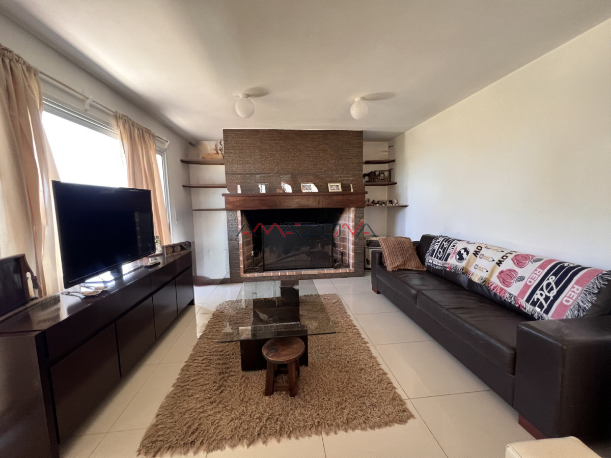 Casa ID.5782 - Venta en Exclusividad, Casa de diseño moderno, a pasos del mar; 3 dormitorios; 3 baños; piscina; garaje cerrado, aire acondicionado, cercada.