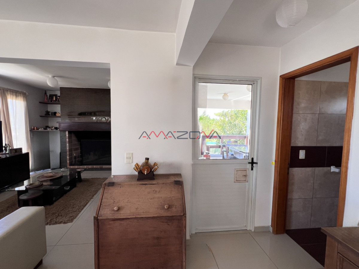 Casa ID.5782 - Venta en Exclusividad, Casa de diseño moderno, a pasos del mar; 3 dormitorios; 3 baños; piscina; garaje cerrado, aire acondicionado, cercada.