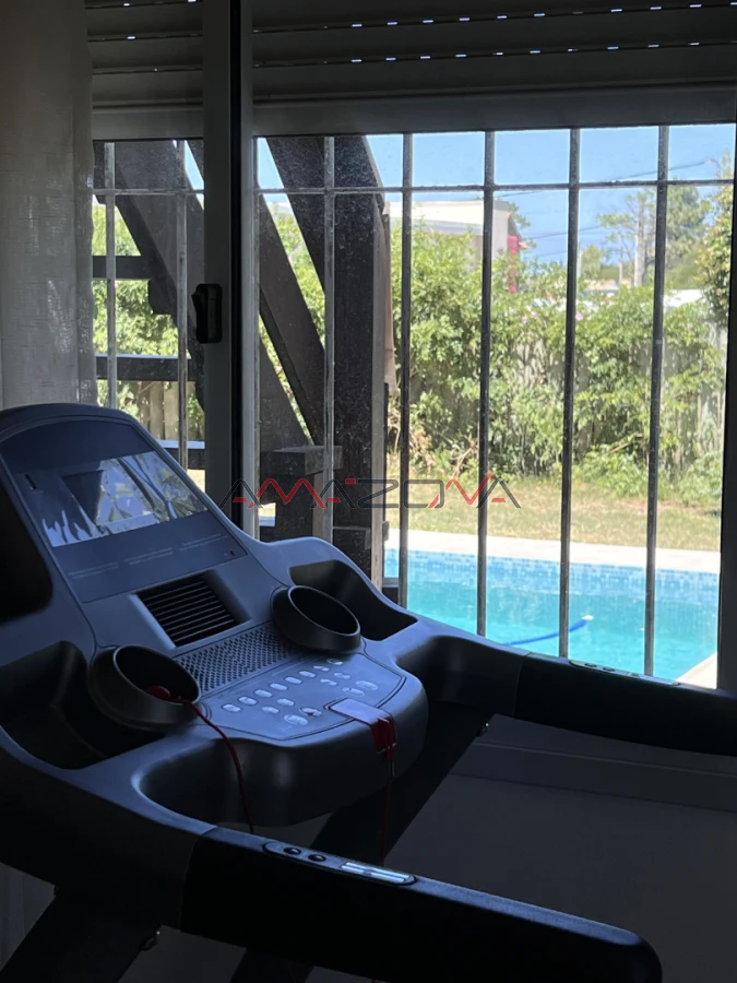 Casa ID.5782 - Venta en Exclusividad, Casa de diseño moderno, a pasos del mar; 3dormitorios; 3 baños; piscina; garaje cerrado, aire acondicionado, cercada.