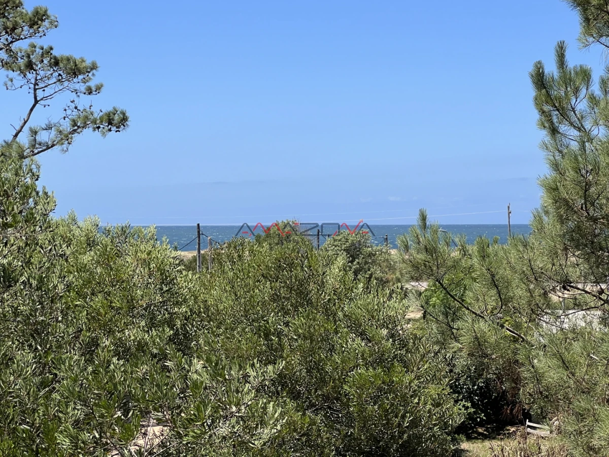 Casa ID.5782 - Venta en Exclusividad, Casa de diseño moderno, a pasos del mar; 3dormitorios; 3 baños; piscina; garaje cerrado, aire acondicionado, cercada.