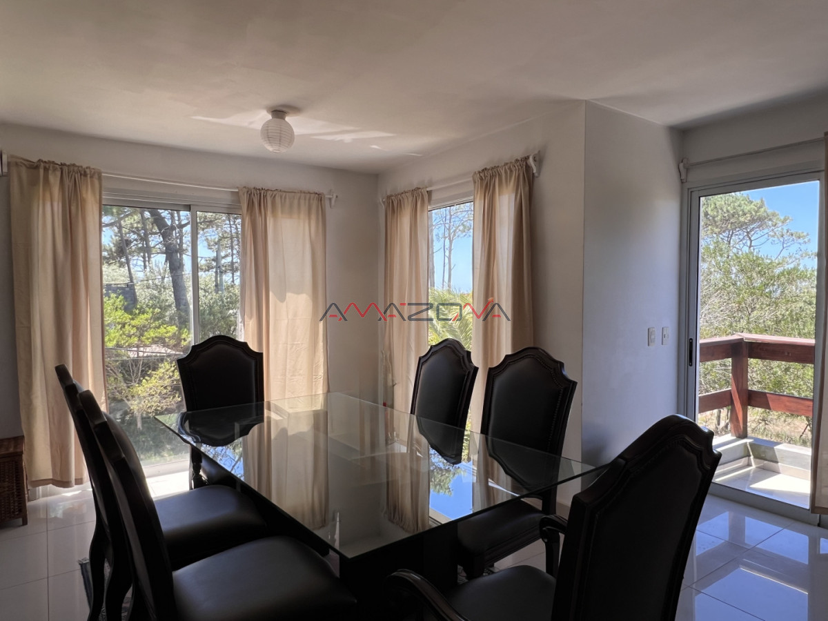 Casa ID.5782 - Venta en Exclusividad, Casa de diseño moderno, a pasos del mar; 3 dormitorios; 3 baños; piscina; garaje cerrado, aire acondicionado, cercada.