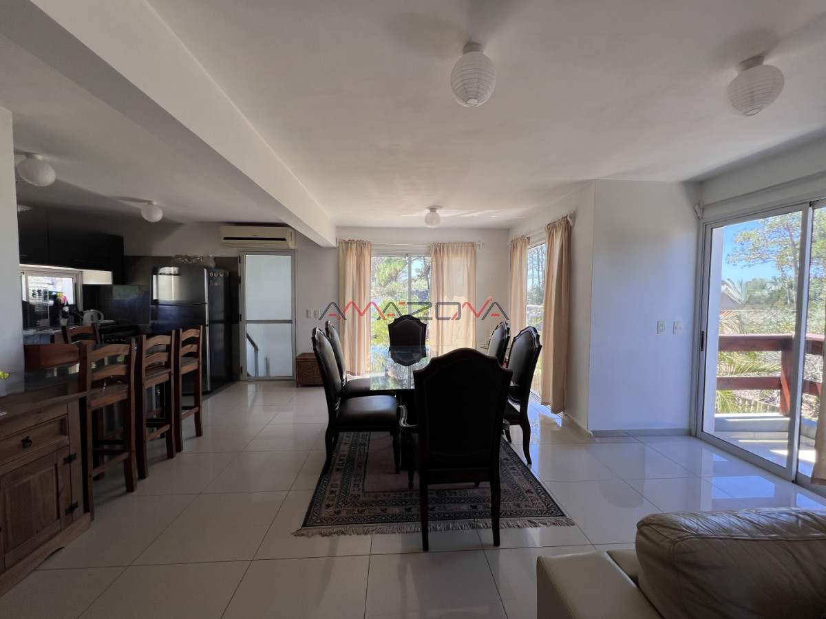 Casa ID.5782 - Venta en Exclusividad, Casa de diseño moderno, a pasos del mar; 3 dormitorios; 3 baños; piscina; garaje cerrado, aire acondicionado, cercada.