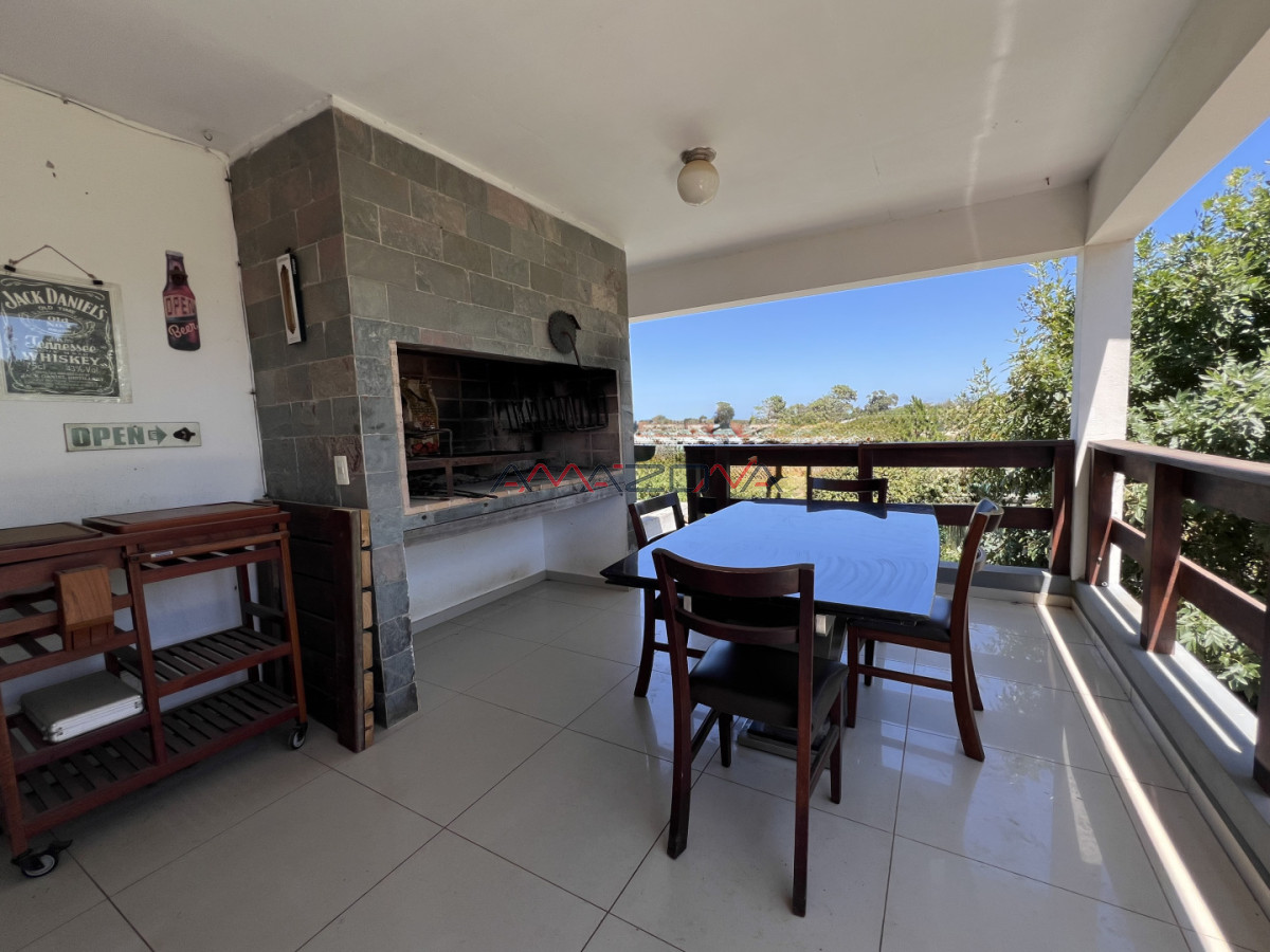 Casa ID.5782 - Venta en Exclusividad, Casa de diseño moderno, a pasos del mar; 3 dormitorios; 3 baños; piscina; garaje cerrado, aire acondicionado, cercada.