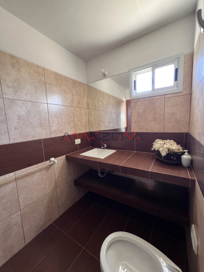 Casa ID.5782 - Venta en Exclusividad, Casa de diseño moderno, a pasos del mar; 3 dormitorios; 3 baños; piscina; garaje cerrado, aire acondicionado, cercada.