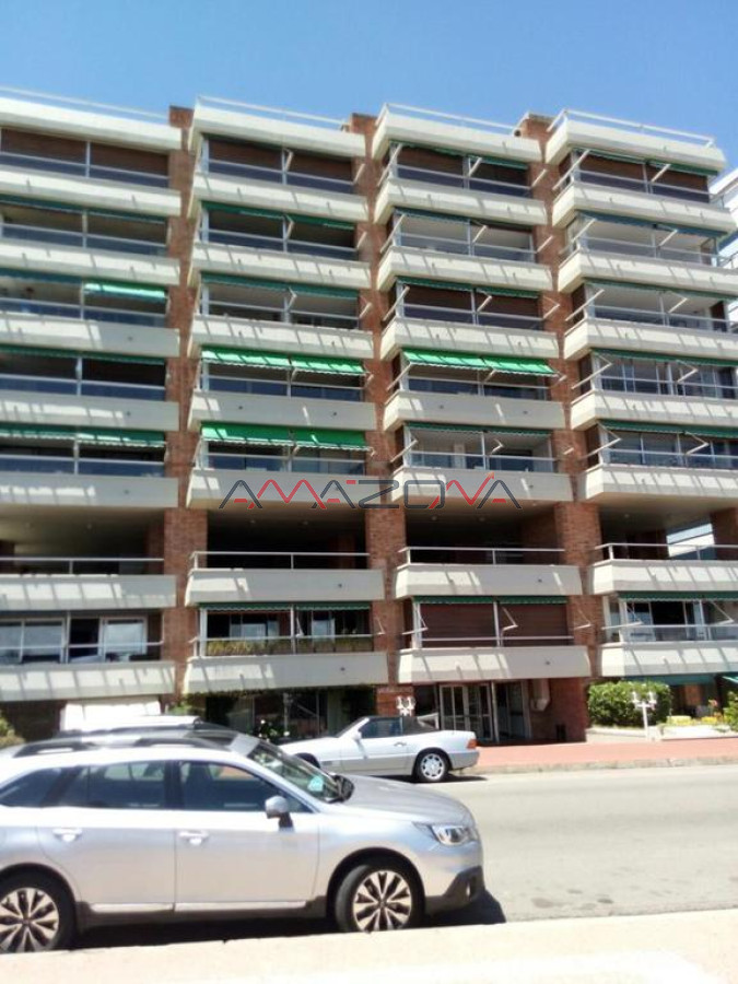 Apartamento ID.5070 - Edificio Varadero. Puerto Puerto Punta del Este, 4 dormitorios 3 baños y toilette. Estufa a leña. 