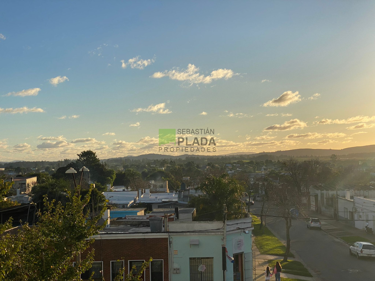 Apartamento ID.878 - Apartamento de 2 dormitorios en Alquiler en San Carlos, con cochera